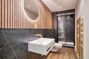 Casa exclusiva | Baño | Regadera, secadora de cabello, toallas