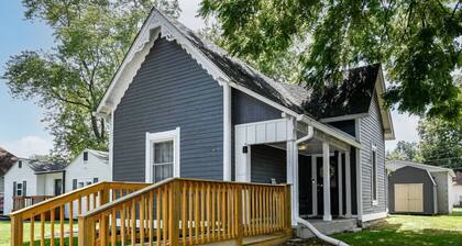 Cheerful 2-bedroom Cottage in Downtown Noblesville