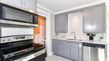 Een koelkast, een magnetron, een oven, een kookplaat