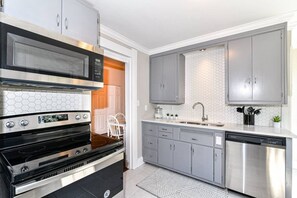 Refrigerador, microondas, horno y parrilla de estufa