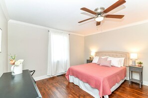 2 soverom, skrivebord, strykejern/-brett og reiseseng for barn