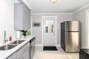 Een koelkast, een microgolfoven, een oven, een kookplaat