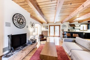 Télévision, cheminée, chaîne hi-fi, espaces bureaux