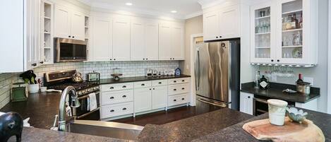 ثلاجة، ميكروويف، فرن، موقد طهي مسطح