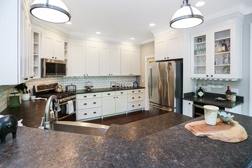 4 Bedrooms/Community Boat Docks/Nice Yard/Short walk to the Lake