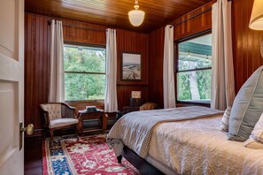 6 bedrooms, iron/ironing board, WiFi, bed sheets