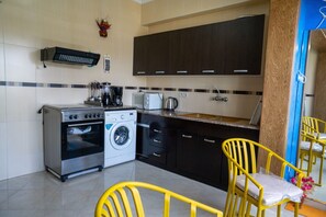 Fridge, microwave, oven, coffee/tea maker