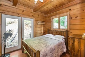 2 bedrooms, WiFi - Privacy in the Pines with Hot Tub (Torrance)