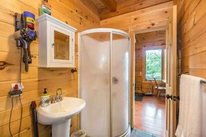 Shower - Privacy in the Pines with Hot Tub (Torrance)