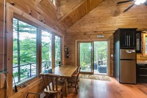 Dining - Privacy in the Pines with Hot Tub (Torrance)