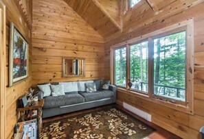 Living area - Privacy in the Pines with Hot Tub (Torrance)