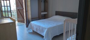 4 bedrooms, iron/ironing board, free WiFi