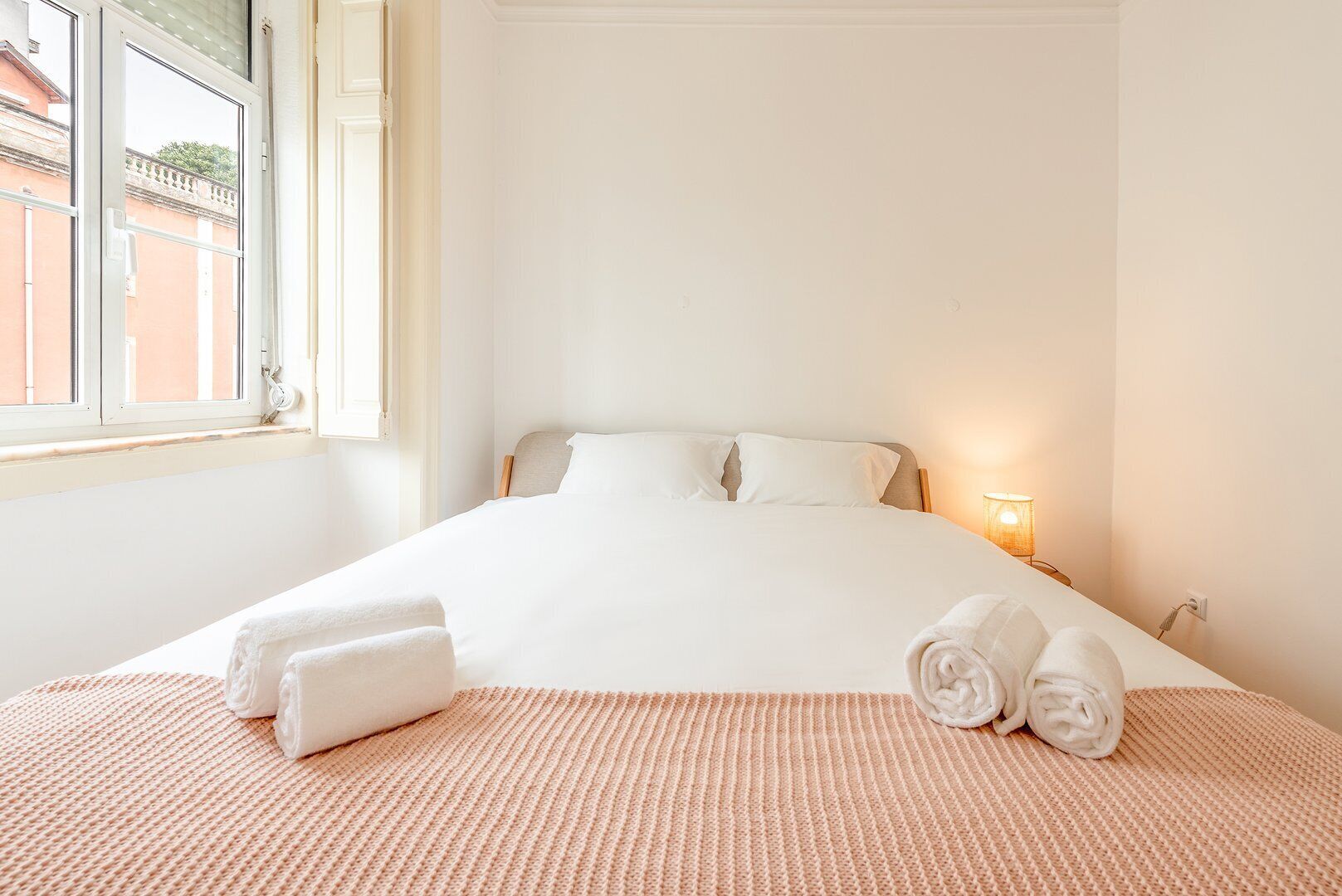 2 bedrooms, desk, internet, bed sheets