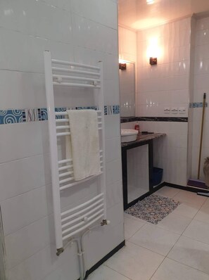 Shower, soap, toilet paper - Beautiful downtown apartment 110 m2 (Oran)