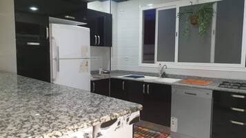 Jääkaappi, astianpesukone, kahvin-/teenkeitin