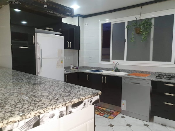 Réfrigérateur, lave-vaisselle, cafetière/bouilloire