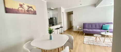 Älytelevisio, pöytäjalkapallopöytä, pöytätennispöytä, kirjoja