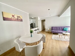 Smart-TV, Tischfußball, Tischtennisplatte, Bücher