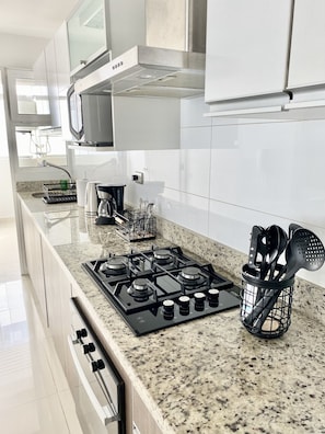 Refrigerador, microondas, horno y parrilla de estufa