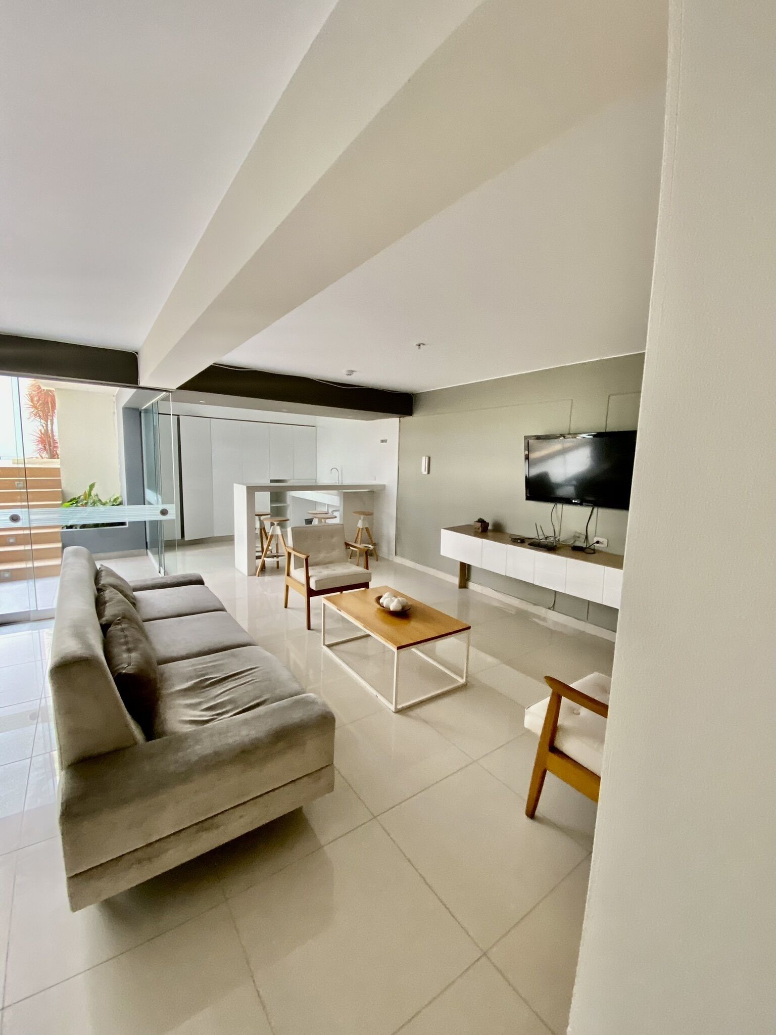 TV connectée, baby-foot, table de tennis de table, livres