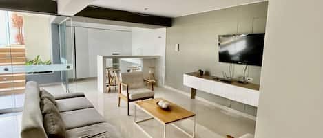 TV connectée, baby-foot, table de tennis de table, livres