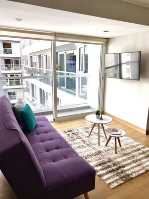 Smart-TV, Tischfußball, Tischtennisplatte, Bücher