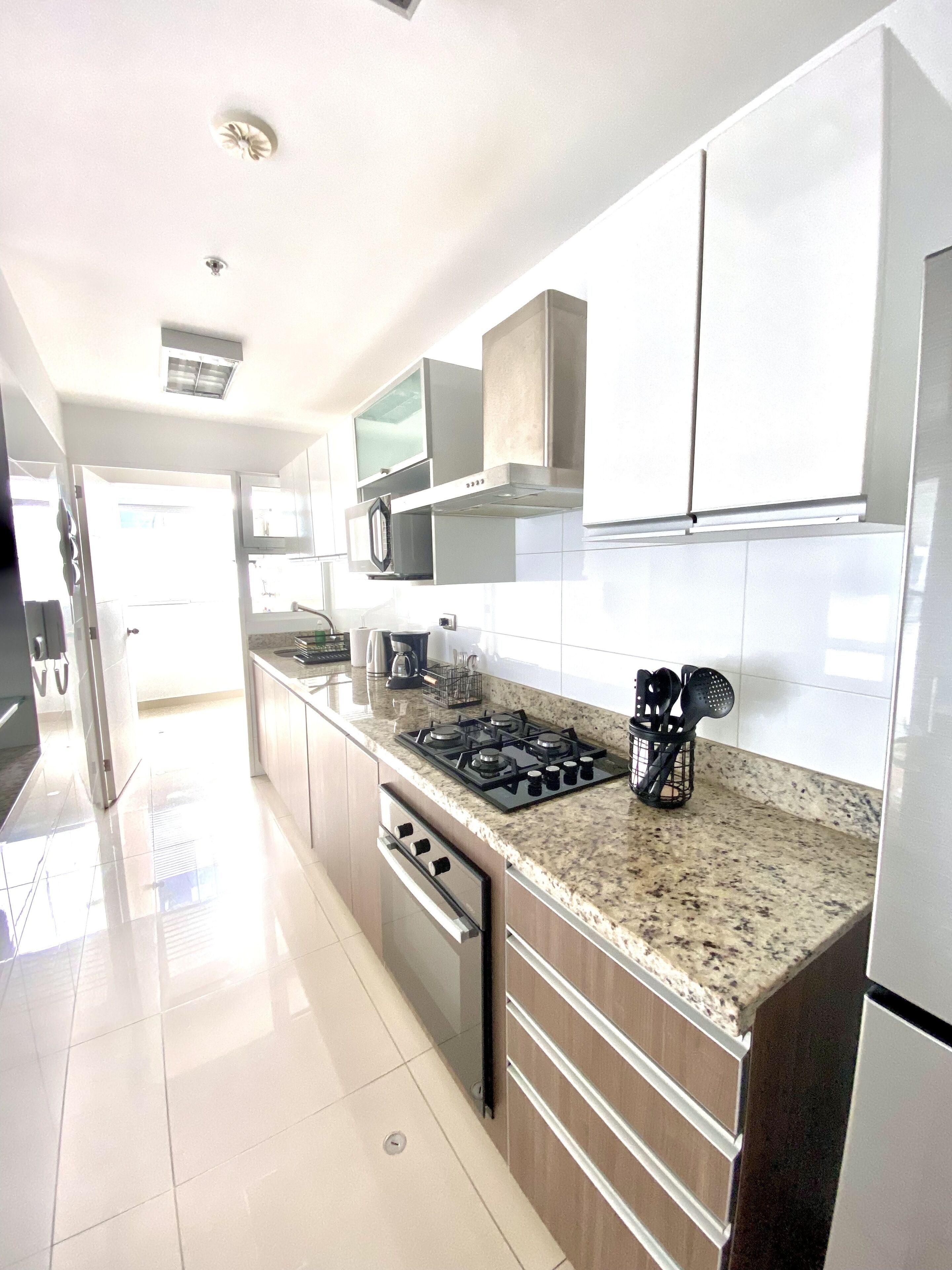 Refrigerador, microondas, horno y parrilla de estufa 