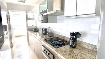 Refrigerador, microondas, horno y parrilla de estufa