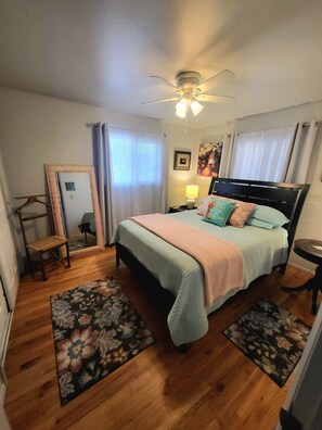 2 habitaciones, escritorio, tabla de planchar con plancha y wifi gratis 