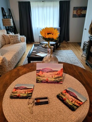 Smart-TV, Kamin, Bücher