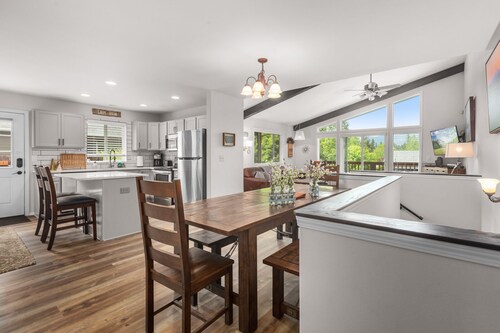 Immaculate 3 bedroom with hot tub , AC , close to golf course , Whitefish lake , Whitefish Trails!