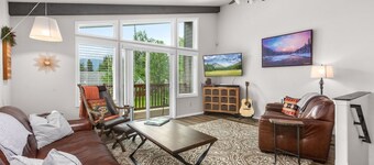 Immaculate 3 bedroom with hot tub , AC , close to golf course , Whitefish lake , Whitefish Trails!