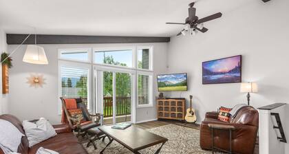 Immaculate 3 bedroom with hot tub , AC , close to golf course , Whitefish lake , Whitefish Trails!