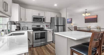 Immaculate 3 bedroom with hot tub , AC , close to golf course , Whitefish lake , Whitefish Trails!