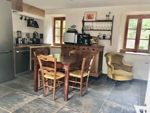 Dining - Gîte in the heart of a 14th-century forge. A place of exception, of life, of serenity (Campôme)