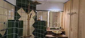 Regadera, secadora de cabello, toallas, jabón