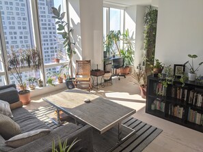Living area - Summer Sublet in Green Luxury Apartment with great Views (Queens)