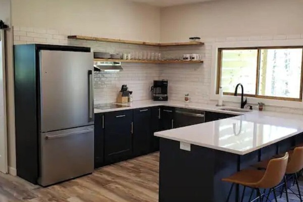 Frigorífic, microones, placa de cuina i rentaplats