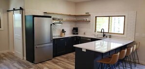 Réfrigérateur, micro-ondes, plaque de cuisson, lave-vaisselle