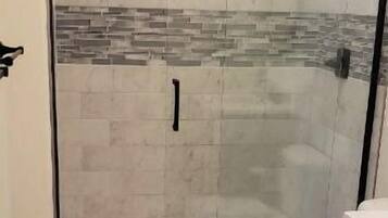 Douche, sèche-cheveux, serviettes fournies, shampoing