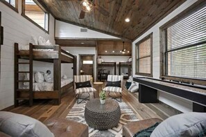 4 bedrooms, iron/ironing board, WiFi, bed sheets