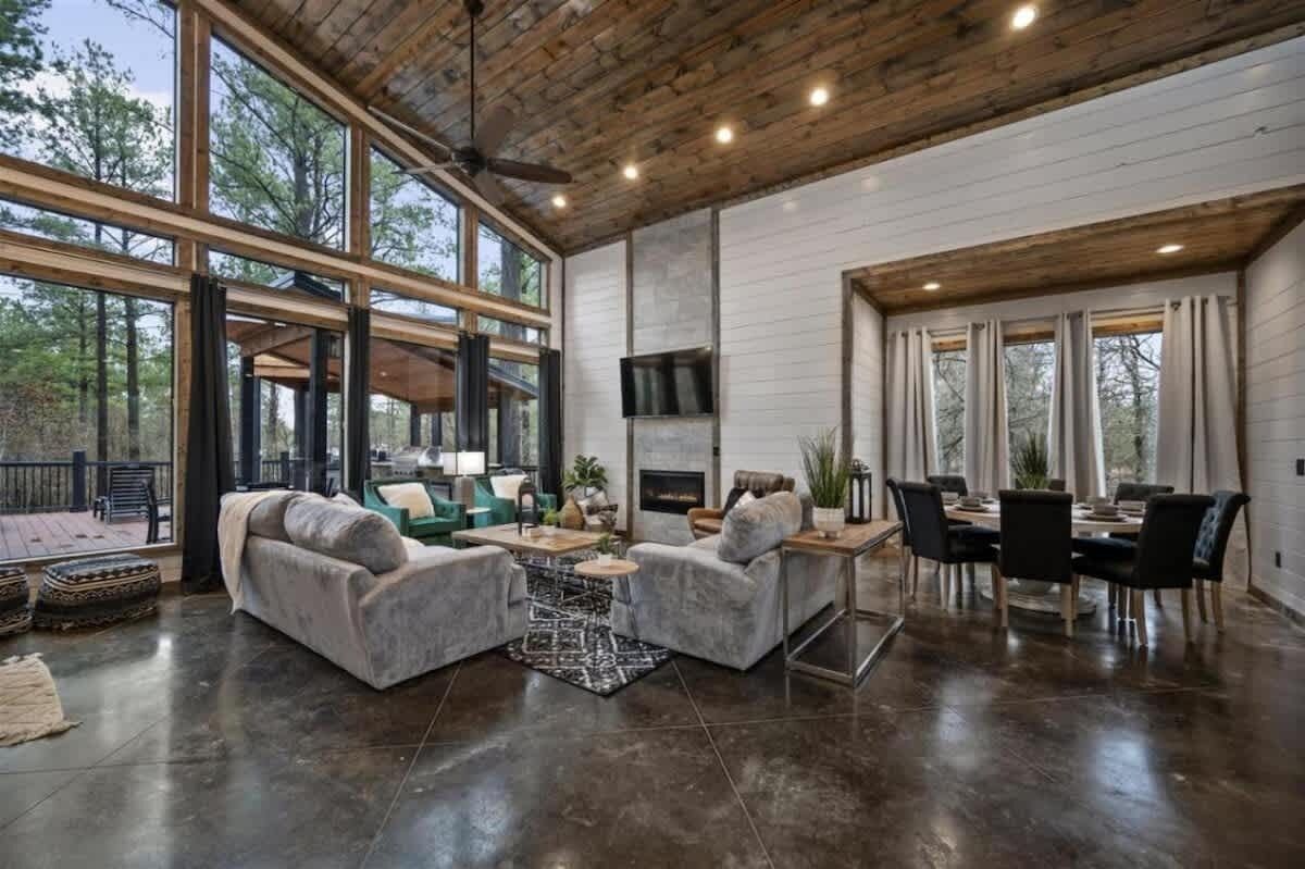 Una televisión, una chimenea, videojuegos, una oficina