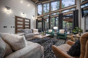 TV, peis, videospill og kontorer