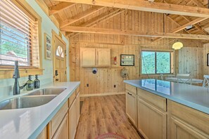 Fridge, microwave, stovetop, coffee/tea maker - Deck & Mogollon Rim Views: Secluded Payson Cabin (Payson)