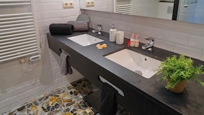 A modern bathroom with two sinks, a mirror, and a potted plant. - City center apartment perfect for couples in Barcelona (Barcelona)