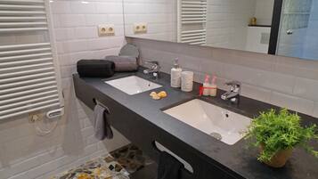 Secador de pelo y toallas