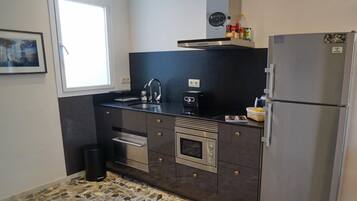 Een koelkast, een magnetron, een oven, een vaatwasser