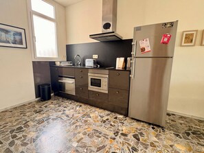 コーヒー / ティーメーカー、冷蔵庫、電子レンジ、オーブン