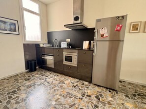 コーヒー / ティーメーカー、冷蔵庫、電子レンジ、オーブン