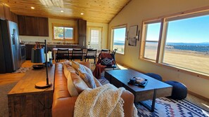 Smart-TV, Bücher, Stereoanlage, Computerbildschirme